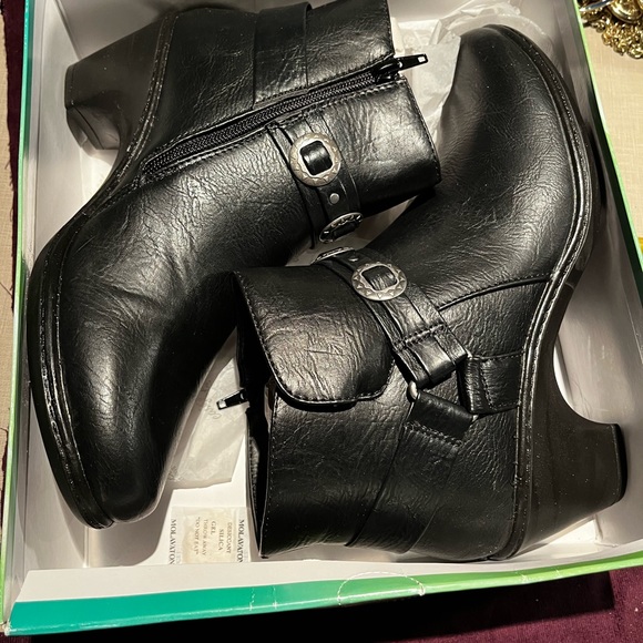 Black ankle boots. - Picture 1 of 7